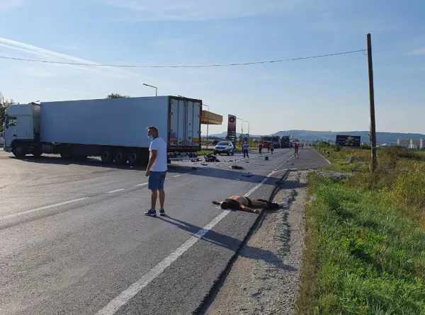 Când moartea îţi iese-n cale... Impact nimicitor, între un tir şi o motocicletă: motorul a explodat, bărbatul a fost „aruncat”, mort, pe stradă. Totul a fost filmat