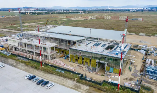 1,3 milioane de metri pătraţi de teren, în lucru la Aeroportul Braşov