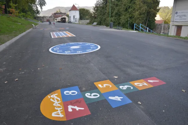 Aleea de sub Tâmpa, amenajată ca zonă pietonală. Pe fosta stradă, „marcajele distractive” au luat locul marcajelor auto