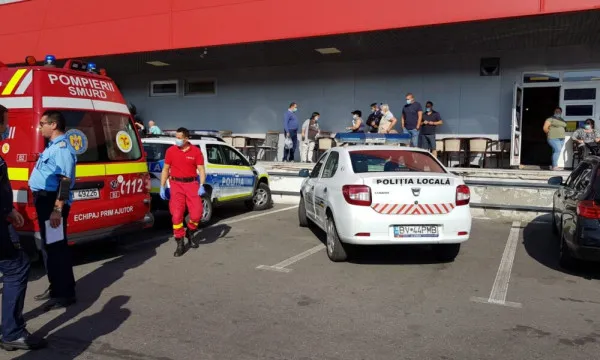 Ca la uşa cortului: O familie şi-a spălat rufele în public, fluturând săbii pe la Brintex. Zona a fost împânzită imediat de poliţişti şi jandarmi