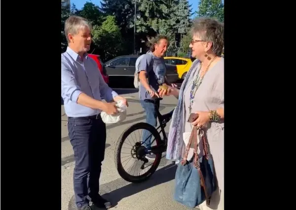 Braşov, album de campanie: Pere, chitară, gardul viu, „Men in Black” şi căţeluşi. Bonus: „Domnului să ne rugăm!”
