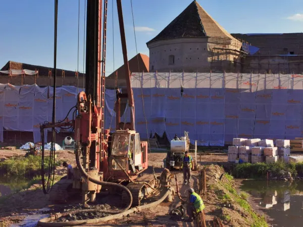 Cetatea Făgăraş îşi reconstruieşte „podurile medievale”. Acum se forează pentru podul de stejar, urmează podul cu rabatare