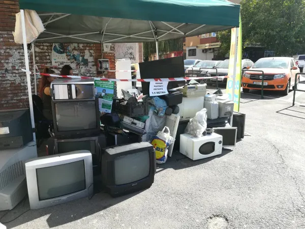 În două zile, braşovenii au aruncat 47 de tone de aparate vechi