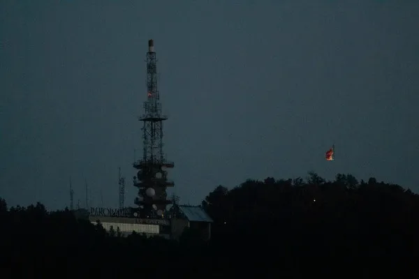 Drapelele de pe Tâmpa şi de la Turnul Alb, vizibile şi noaptea