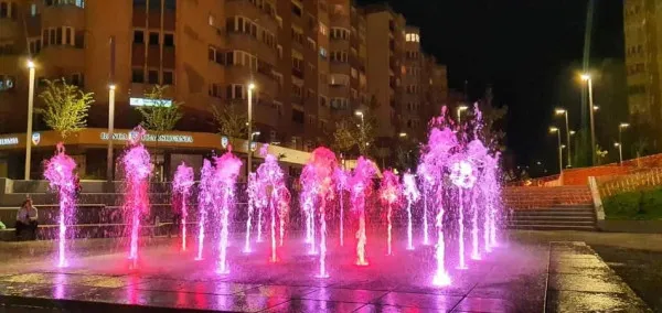 Fântâna colorată de pe pietonalul din Răcădău, primele probe