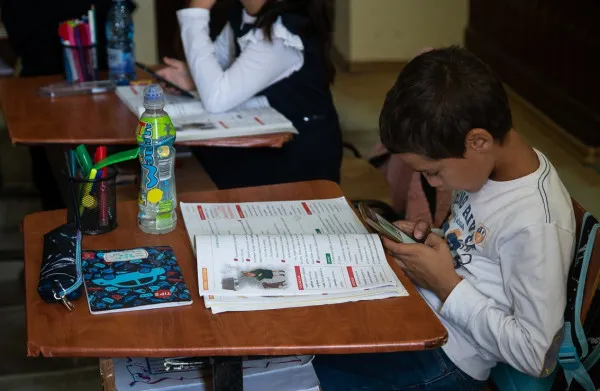 Elevii cu rude bolnave acasă pot face învăţământ on-line. Ce trebuie să facă părinţii