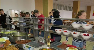 Căministul Covid-19: mâncare la pachet sau „şef bucătar” în bucătăria comună