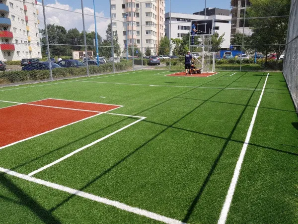 Braşovenii vor putea juca o miuţă pe un gazon sintetic, pe Dobrogeanu Gherea. Al 17-lea teren de sport amenajat anul acesta la Braşov