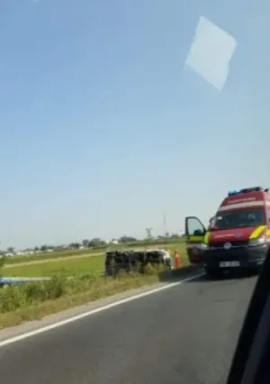 Autoutilitară răsturnată pe centură, în zona Stupini