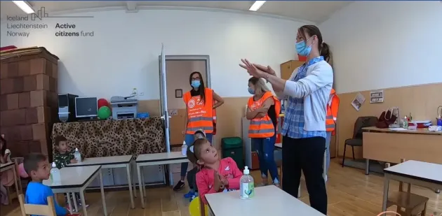 Din bani norvegieni: 1.000 de flacoane cu dezinfectat pentru elevi săraci din 8 localităţi şi şedinţe la psiholog pentru „depresia Covid 19”