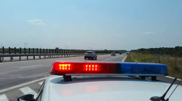 Una „de Dâmboviţa” pe străzile din Braşov: Eu conduc, nevasta are permis