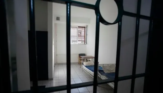 În arest după ce a spart o maşină