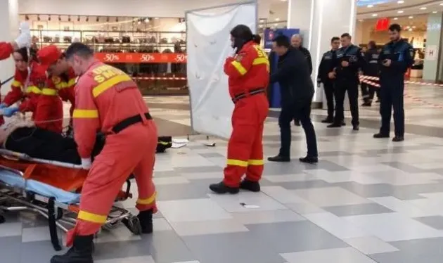 Premieră: Despăgubiri pentru că a alunecat în mall