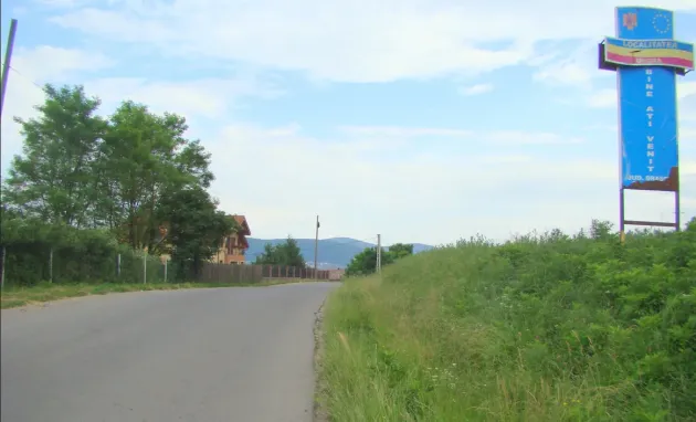 Ungra: Cazier pentru un drum prin sat, cu mopedul
