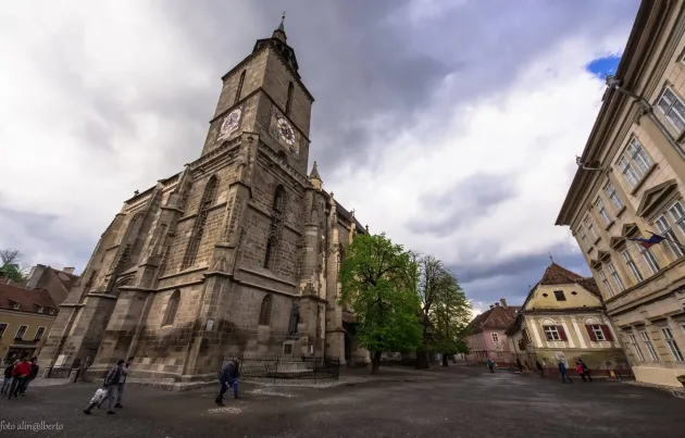 Bach 2.1 cu două clavecine şi orchestră de coarde, azi, în curtea Bisericii Negre