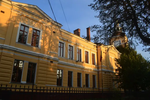 Reprezentanţii Şcolii Gimnaziale Hălchiu vor să cumpere tablete şi laptopuri pentru elevi