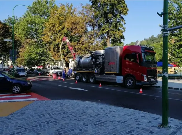 Compania Apa a „aspirat” şi canalizarea din Şchei: 30 de tone de pietre şi nisip  