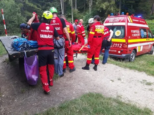Scos ud leoarcă şi cu piciorul rupt din Canionul 7 Scări. S-a întins prea mult pentru o poză, era şi echipat „de oraş”