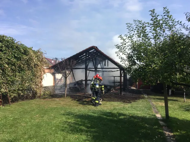 I-a luat foc garajul cu tot cu maşină