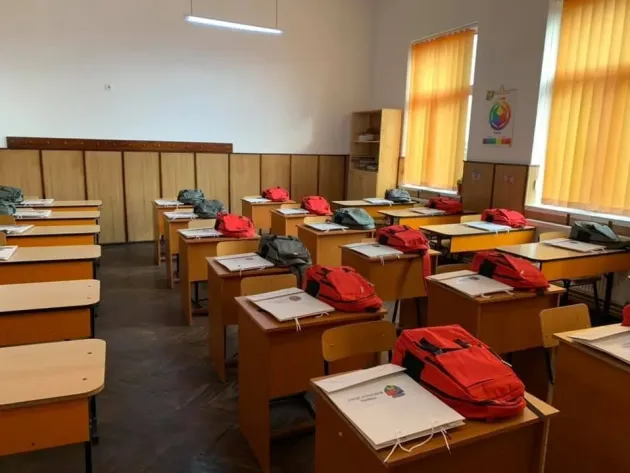 400 de elevi din Săcele, aşteptaţi în clase cu ghiozdanul plin. 14 din 15 şcoli din municipiu sunt pe „scenariu verde”