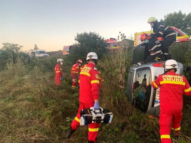 Mașină răsturnată la Podul Bârsei, trei persoane au fost rănite