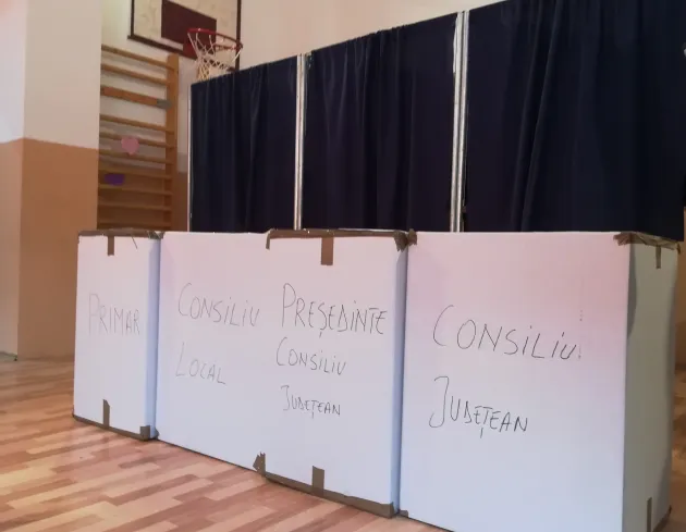 Mici probleme în timpul votării din județul Brașov: o suspiciune de mită, un președinte de secție de votare ieșit cu ștampila de vot în stradă și mai multe cărți de identitate lăsate „garanție” la magazin
