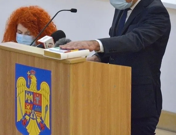 Jurământ „ateu”: Greu cu Biblia, ieri în Consiliul Local. Unii fără „aşa să-mi ajute Dumnezeu!”, alţii au dat-o cu totul deoparte