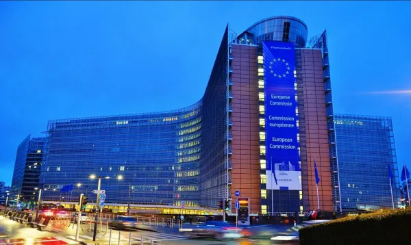 Sedusă şi păcălită de un „milionar în euro” din Braşov