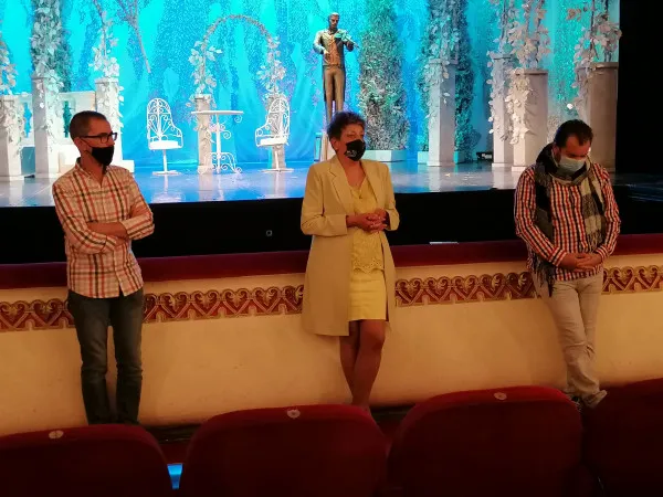 Opera Braşov, scenografia Covid 19:  Sala, dezinfectată cu 4 lămpi UV. Suflătorii vor fi separaţi cu plexiglas
