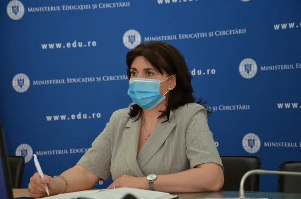Şcoala on-line: monitorizare şi feedback şi de la „cei de jos”
