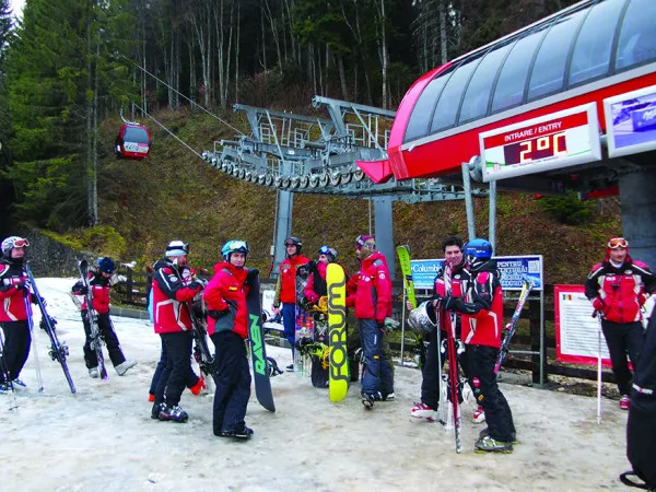 Administratorii domeniului schiabil din Poiana Braşov se pregătesc de „scenariul optimist”