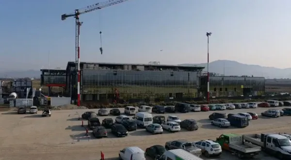 Racordarea terminalului Aeroportului Braşov la reţeaua electrică, estimată la aproape un milion de lei. Electrica a lansat licitaţia   