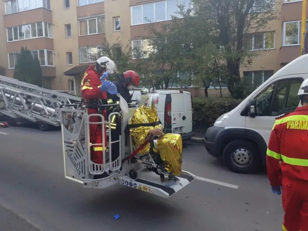 Explozie pe bloc: Doi bărbaţi desfiguraţi de o butelie