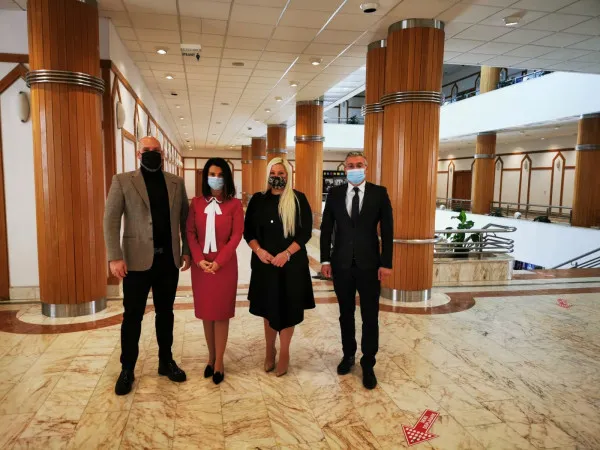 Ce-şi doresc cei 4 „singuri în opoziţie”