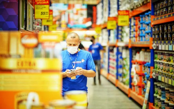 50.000 de lei după ce i-au căzut în cap două ţevi în Dedeman