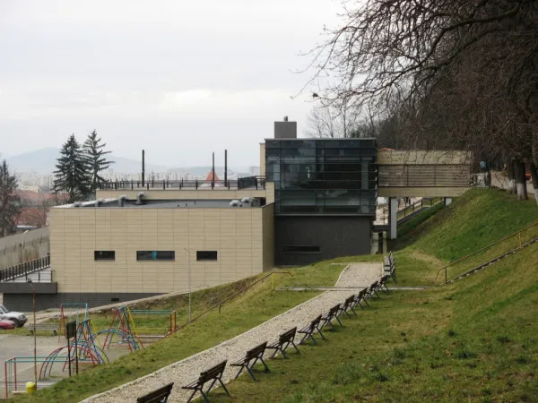 Biblioteca în stil american cu piscină de Sub Tâmpa, un proiect peste puterile constructorilor, deşi în joc erau aproape 4 milioane de lei