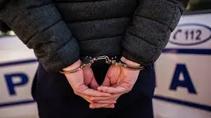 S-a ajuns şi la cătuşe pentru mască: A îmbrâncit poliţistul, 24 de ore în arest