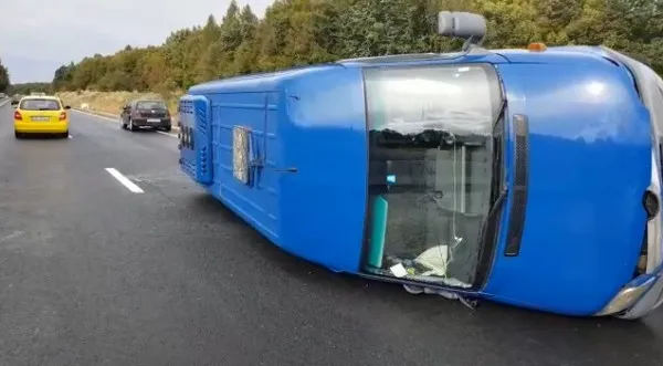 Două accidente pe DN 1, în Ţara Făgăraşului: 12 pasageri, toţi teferi