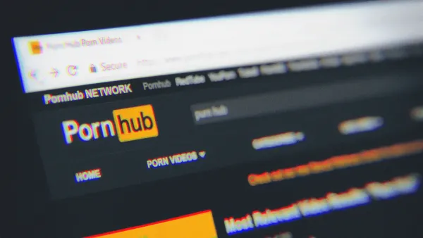 Umilită pe Pornhub: O braşoveancă s-a trezit cu partidele de sex filmate şi puse pe site-ul porno