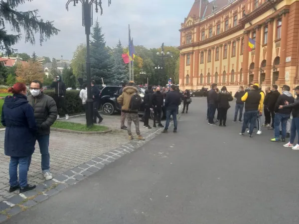 Lăutarii le-au cântat un „Covid” celor de la Prefectură