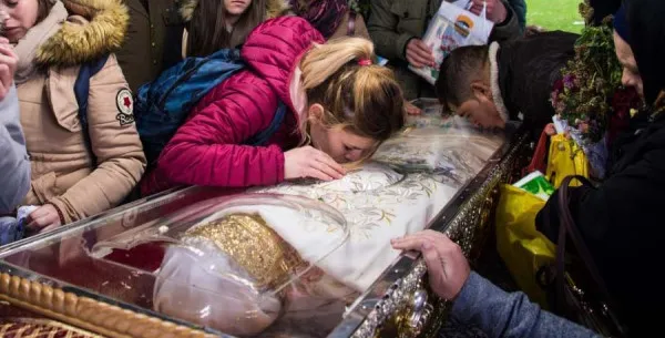 Înapoiaţi, pupători de moaşte, oameni de ev mediu, simpli şi proşti  