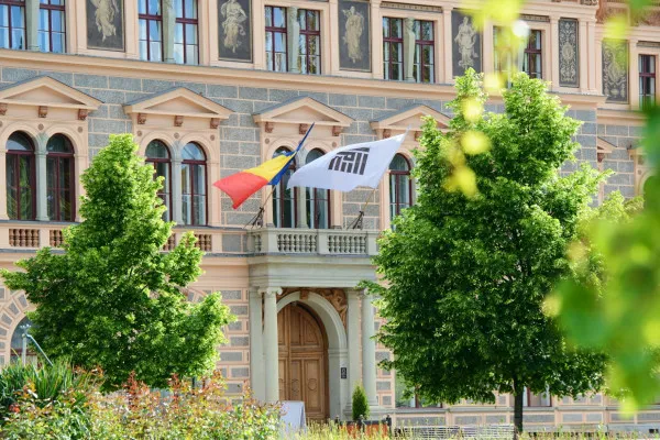 Facultăţile din Braşov trec de astăzi în online 100%. Căminele rămân încă deschise