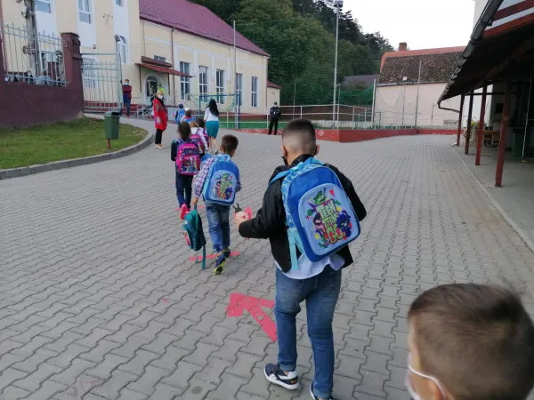 7 cu cod roşu: De azi, unităţile şcolare din Drăguş, Hălchiu şi Prejmer, trec în online, după ce a crescut rata de infectare. Rămân acasă şi elevii de la şcoli din Tărlungeni, Lunca Câlnicului, Şoarş şi Braşov