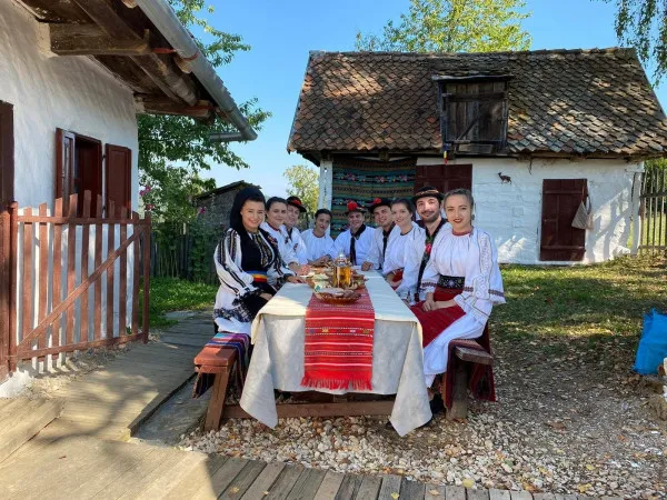 Junii Braşovului va reconstitui pe scenă, nunta tradiţională transilvăneană