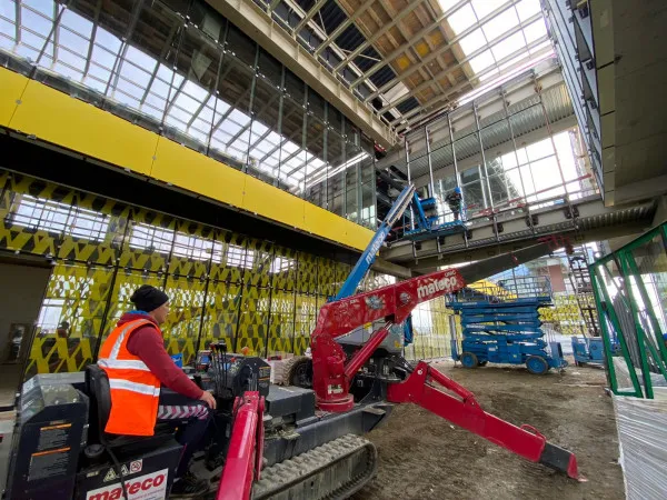 Aeroport şi ceva în plus: Un restaurant scos din zona de securitate, deschis şi celor care vor să ia o masă într-un cadru mai special