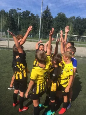 Doamna Luci cheamă copiii la teren