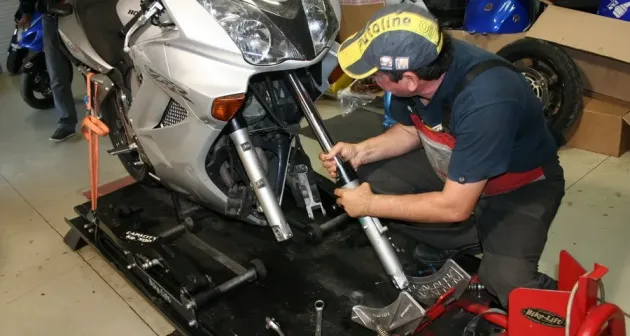 Meşter sub pseudonim: Îi minţea că le vinde piese şi le repară motoarele