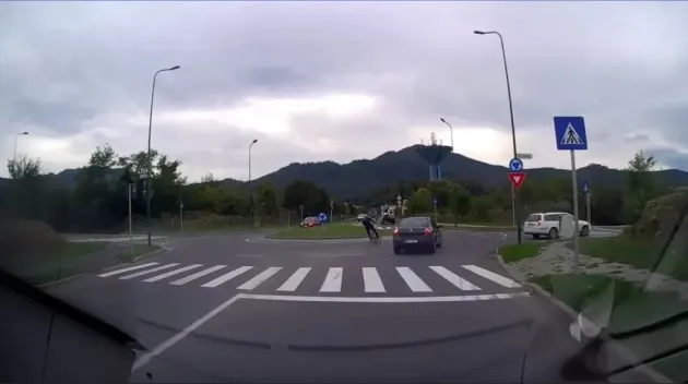Un biciclist, la un pas să fie făcut „afiş” în giratoriu