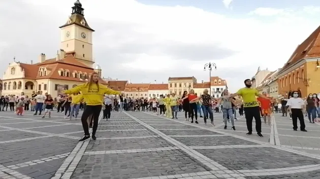 Un dans Covid... ortodox. Jerusalema Challenge în Piaţa Sfatului