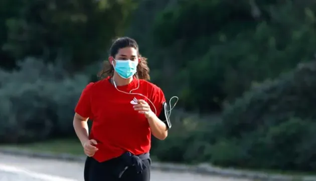 Mănânci, fumezi, alergi: ai voie fără mască